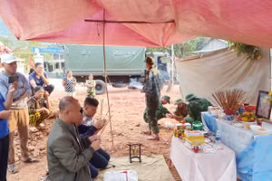 Hài cốt của liệt sĩ sau đó đã được đưa về đền thờ tại Bộ Chỉ huy Quân sự tỉnh Quảng Bình để thực hiện các thủ tục cần thiết trước khi bàn giao cho gia đình theo quy định