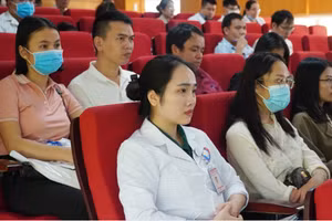 Đội ngũ y bác sĩ tham dự Hội thảo khoa học "Cập nhật điều trị và tối ưu hóa quy trình cấp cứu trước viện trong đột quỵ nhồi máu não cấp". Ảnh: N.H.
