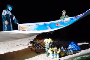 Sau gần hai ngày nỗ lực tìm kiếm, các lực lượng chức năng, gia đình và người dân địa phương đã thấy thi thể nạn nhân. Ảnh: L.M.