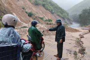 Lực lượng chức năng đã được bố trí tại các khu vực có nguy cơ sạt lở, ngập sâu để cảnh báo người dân không qua lại. Ảnh: Đ.T.