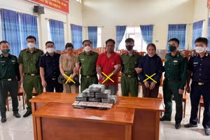 Lực lượng chức năng đã bắt giữ các đối tượng trong đường dây ma tuý cùng tang vật.