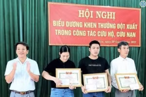 UBND xã Phù Hoá đã trao tặng giấy khen và biểu dương các cá nhân đã dũng cảm cứu 2 học sinh đuối nước.