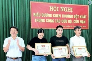 UBND xã Phù Hoá đã trao tặng giấy khen và biểu dương các cá nhân đã dũng cảm cứu 2 học sinh đuối nước.