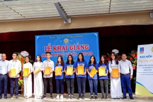 PVI trao quà cho HS Trường THPT Kim Liên, Hà Nội