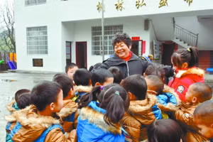 Cô Zhou Xiufang đã xây dựng 30 ngôi trường trong 5 năm qua.