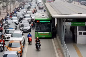 Làn dành riêng xe BRT được nhiều người nhận định là lãng phí khi lượng khách tham gia còn hạn chế. 