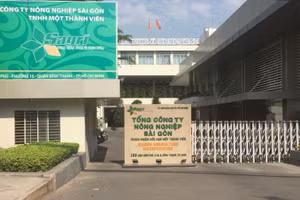 Công ty TNHH MTV Cây trồng TPHCM, thành viên của Tổng Công ty Nông nghiệp Sài Gòn có nhiều vi phạm trong việc quản lý đất đai (ảnh to). Công ty Bò sữa TPHCM có nhiều sai phạm, lỏng lẻo trong quản lý đất được giao (ảnh nhỏ).