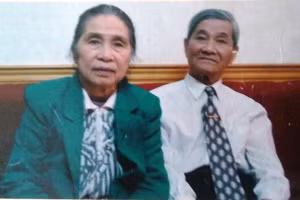 Nhà thơ Nguyễn Xuân Sanh và vợ - nhà văn Nguyễn Thị Cẩm Thạnh (ảnh chụp năm 2006). 