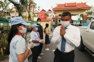 Bộ trưởng Giáo dục Hang Chuon Naron chào mừng học sinh trong chuyến thăm đến một trường ở Phnom Penh.