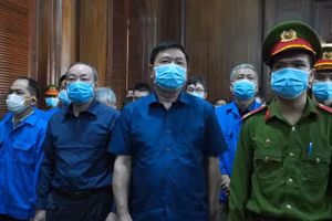 Bị cáo Đinh La Thăng (thứ 2 từ phải qua), Nguyễn Hồng Trường cùng các bị cáo tại phiên tòa sơ thẩm ngày 14/12. Ảnh: TG