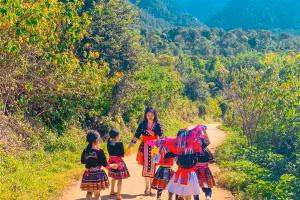 Cô Thảo cùng học sinh hòa mình trong trang phục dân tộc.