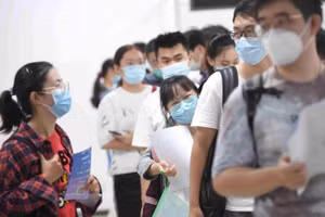 Sinh viên vừa tốt nghiệp xếp hàng tại hội chợ việc làm ở Bắc Kinh hồi đầu tháng. 