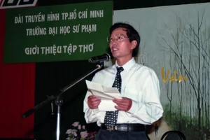 PGS.TS khoa học Bùi Mạnh Nhị, nguyên Hiệu trưởng Trường ĐHSP TPHCM trong đêm thơ Người khoa Văn 7/2007.