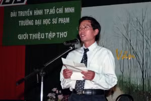 PGS.TS khoa học Bùi Mạnh Nhị, nguyên Hiệu trưởng Trường ĐHSP TPHCM trong đêm thơ Người khoa Văn 7/2007.