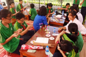 Học sinh Thủ đô Hà Nội trải nghiệm tìm hiểu di sản văn hóa địa phương tại Hoàng thành Thăng Long.