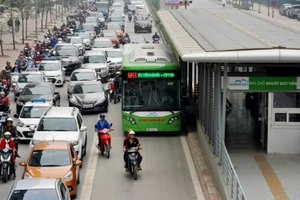 Làn dành riêng xe BRT được nhiều người nhận định là lãng phí khi lượng khách tham gia còn hạn chế. 