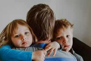 Trẻ em gần gũi với cha mẹ có hệ thống nội tiết thần kinh khỏe mạnh. Ảnh minh họa