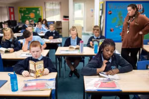 Học sinh tại một trường tiểu học ở Oldham (Anh).