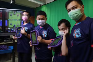 Tam Kwong-kit (đứng thứ 2 từ trái sang) chơi eSport cùng thầy Li và các bạn.