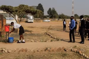 Các trường học thiếu nước trầm trọng.