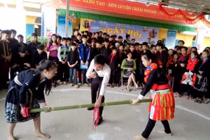 Tổ chức trò chơi dân gian đầu năm mới khiến HS hào hứng. Ảnh: ITN