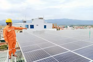 Cán bộ điện lực hỗ trợ người dân thực hiện mô hình điện mặt trời áp mái.