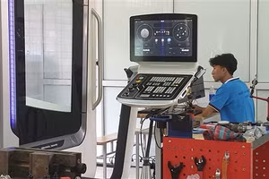 Thay vì những thao tác trực tiếp, người lao động sẽ làm việc cùng thiết bị thông minh và robot.