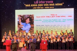 TS Liên Thương vinh dự nhận giải thưởng “Nhà khoa học của nhà nông” lần thứ 2 năm 2019. Ảnh: NVCC