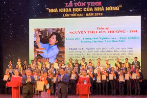 TS Liên Thương vinh dự nhận giải thưởng “Nhà khoa học của nhà nông” lần thứ 2 năm 2019. Ảnh: NVCC