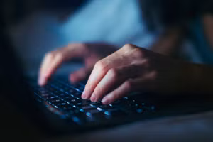 Cho hàng xóm bí ẩn xin mật khẩu wifi, người đàn ông tốt bụng suýt bị đi tù