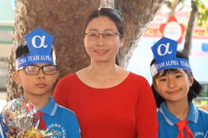 Cô Xuân cùng học trò sau chuyên đề học Toán bằng tiếng Anh. Ảnh: TG