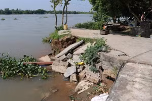 Hộ gia đình ông Thái bị sạt lở nghiêm trọng.