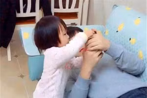 Con gái nghịch điện thoại của bố, vợ phát hiện bí mật khiến "tan cửa nát nhà"