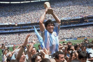 Maradona cùng đội tuyển Argentina vô địch World Cup 1986 và ông còn đoạt giải Cầu thủ xuất sắc nhất.