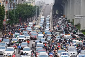 Phương tiện từ đường Vành đai II trên cao đổ xuống, xen lẫn vào dòng người đông đúc bên dưới khiến giao thông trở nên “nghẹt thở”.