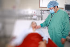 Bệnh nhân Whitmore đang điều trị tại khoa Hồi sức cấp cứu Bệnh viện Trung ương Huế. Ảnh: BVCC.