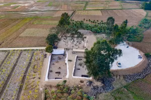 Bãi cọc Cao Quỳ nhìn từ trên xuống.