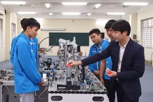 Thầy Trương Văn Chuyên giảng bài thực hành hệ thống tự động hóa cho các sinh viên.