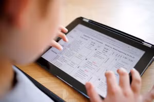 Một học sinh Anh kiểm tra thời khóa biểu trực tuyến trong đợt phong tỏa đầu tiên hồi tháng 3.