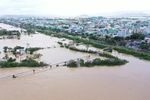 Nhiều khu vực dân cư ở phường Nhơn Phú, Nhơn Bình (TP Quy Nhơn, tỉnh Bình Định) bị ngập do lũ sáng 11/11. Ảnh: Nguyễn Dũng