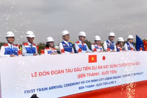 Lãnh đạo TPHCM cùng các đối tác thực hiện nghi thức đón đoàn tàu metro đầu tiên. Ảnh: C.Chương.