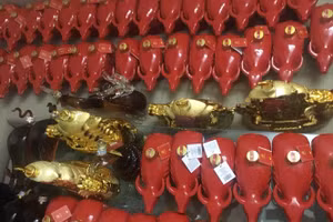 Hình ảnh sản phẩm rượu mang nhãn mác xuất xứ nước ngoài. 