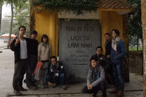 Các thành viên nhóm Đuốc Mồi đi thực tế để làm phim “Bình Ngô đại chiến”. Ảnh: Đuốc Mồi.