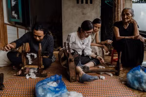 Cách người Ê-đê chế tác từ bông thành sợi vải. Ảnh: Ede Yarns.