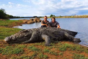 Hai ngư dân phát hiện con cá sấu khổng lồ 5,4 mét chết bí ẩn trên sông. Ảnh: Newsflash.