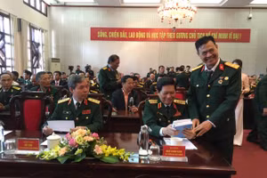 Trần Ngọc Phú tặng sách cho Đại Tướng Ngô Xuân Lịch - Bộ trưởng Bộ Quốc phòng - nguyên chiến sĩ Sư đoàn 341 Tại Hội trường Bộ Quốc phòng.