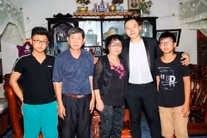 Vũ Khắc Tiệp đăng "ảnh hiếm" cùng bố mẹ ở quê nhà Nam Định