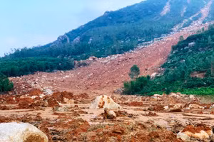 Điểm sạt lở tại khu vực núi Chai (xã Cẩm Lĩnh, huyện Cẩm Xuyên).