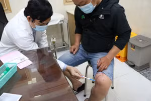 Bác sĩ khám cho bệnh nhân viêm da do kiến ba khoang. Ảnh: Bệnh viện Da liễu TPHCM