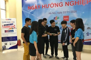 Chuyên gia tư vấn cho sinh viên trong Ngày hướng nghiệp tại Trường ĐH Khoa học Tự nhiên – ĐHQG Hà Nội. Ảnh: TG